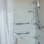 Types of bars for the shower curtain
